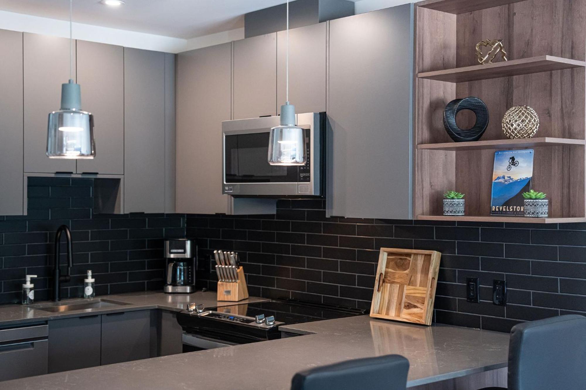 Alpine Haven By Revelstoke Vacations Apartment ภายนอก รูปภาพ